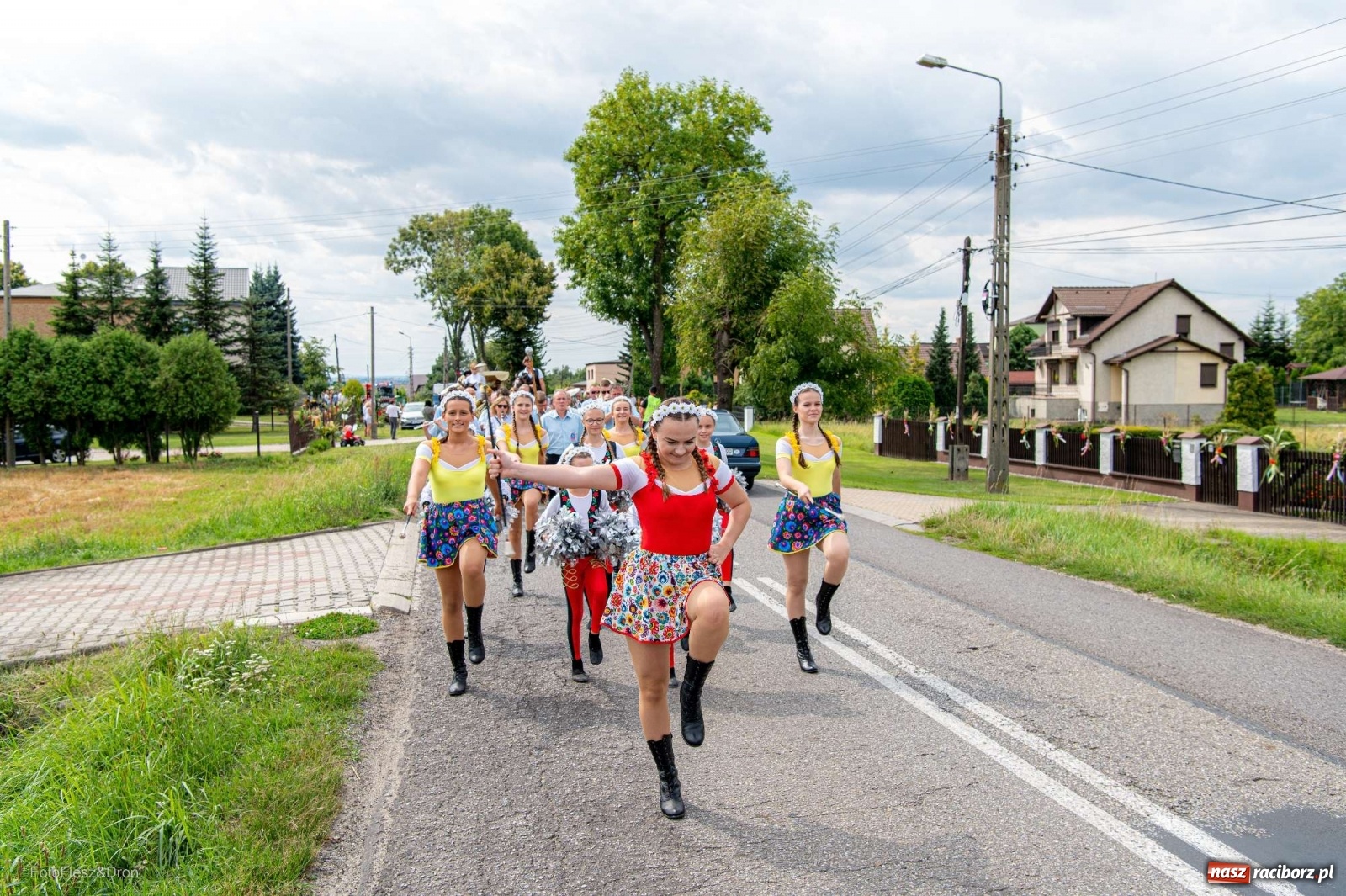 Zdjęcie w galerii na portalu naszraciborz.pl: Przez Raszczyce przeszedł barwny korowód wiadomości z regionu