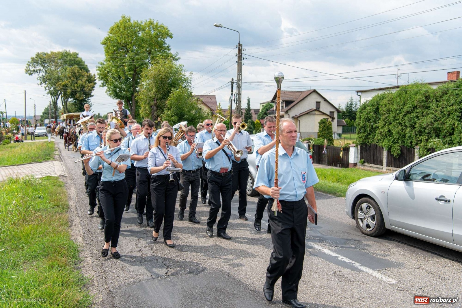Zdjęcie w galerii na portalu naszraciborz.pl: Przez Raszczyce przeszedł barwny korowód wiadomości z regionu