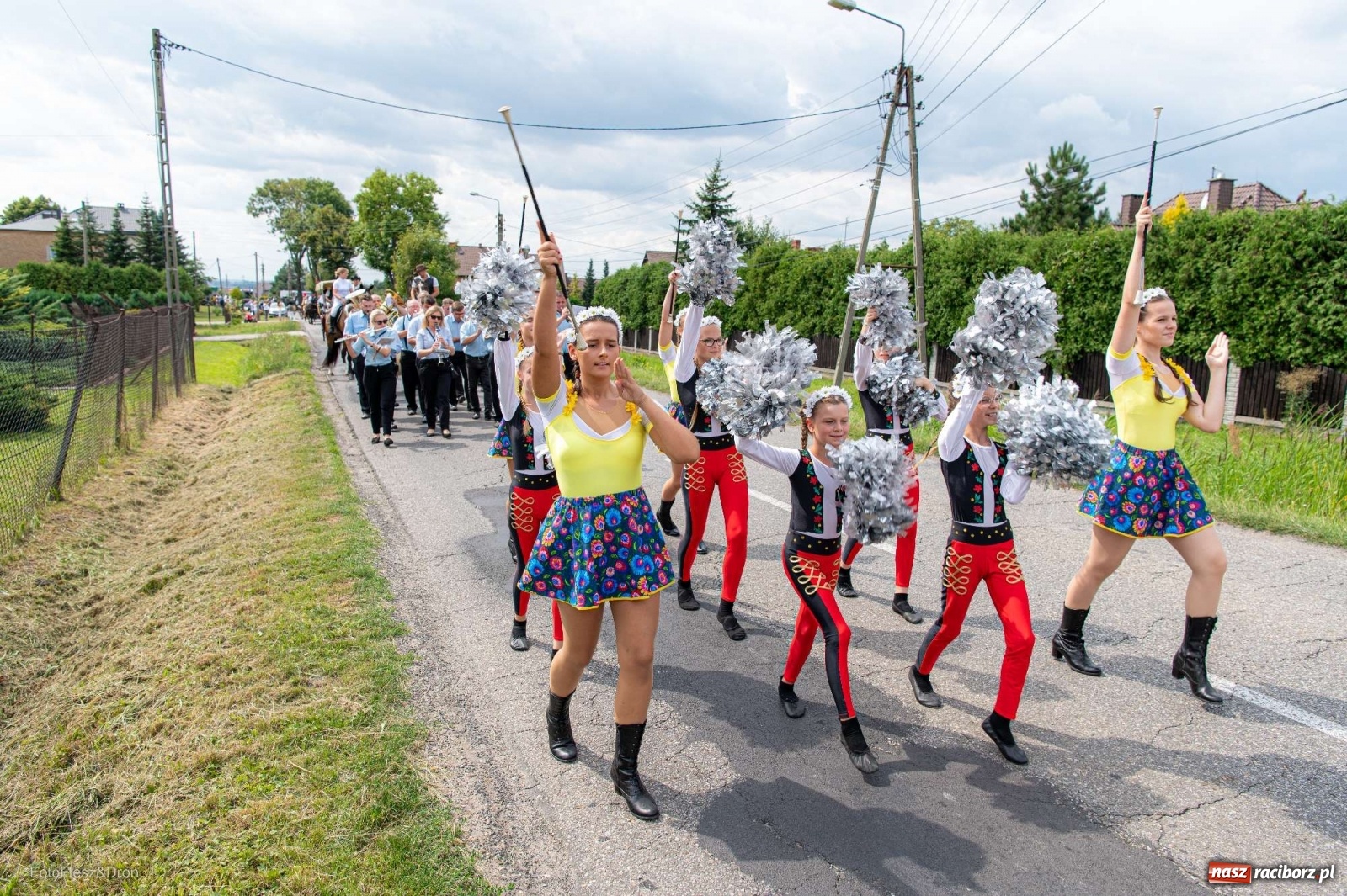 Zdjęcie w galerii na portalu naszraciborz.pl: Przez Raszczyce przeszedł barwny korowód wiadomości z regionu