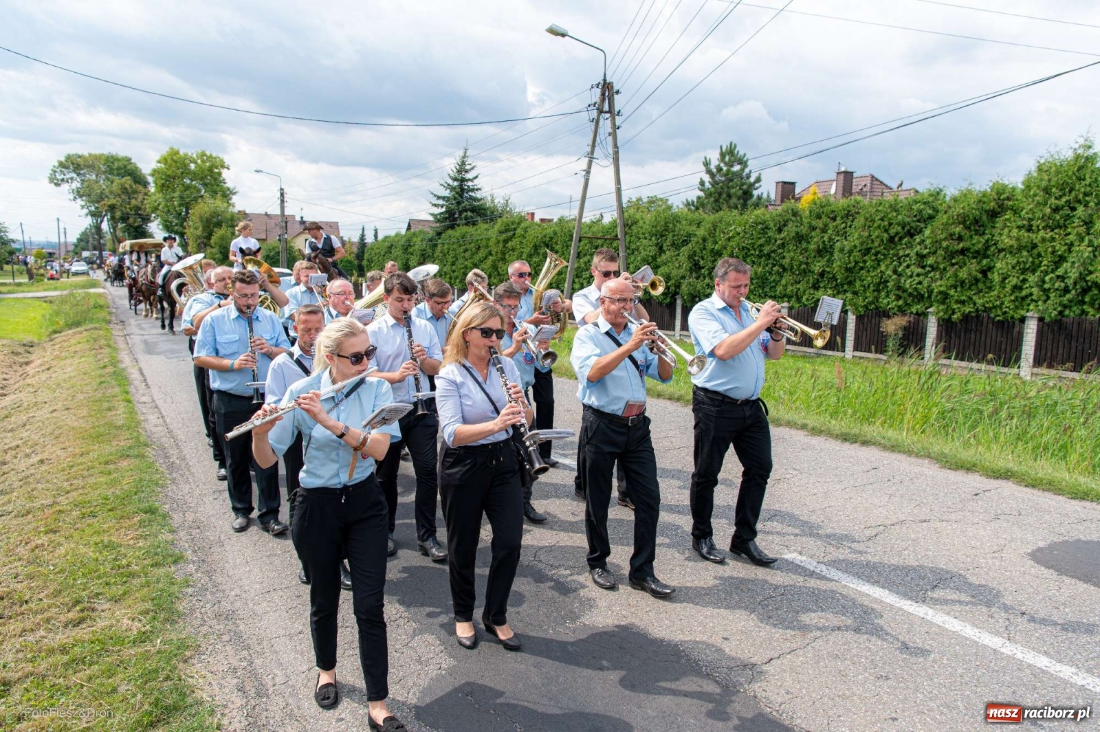 Zdjęcie w galerii na portalu naszraciborz.pl: Przez Raszczyce przeszedł barwny korowód wiadomości z regionu