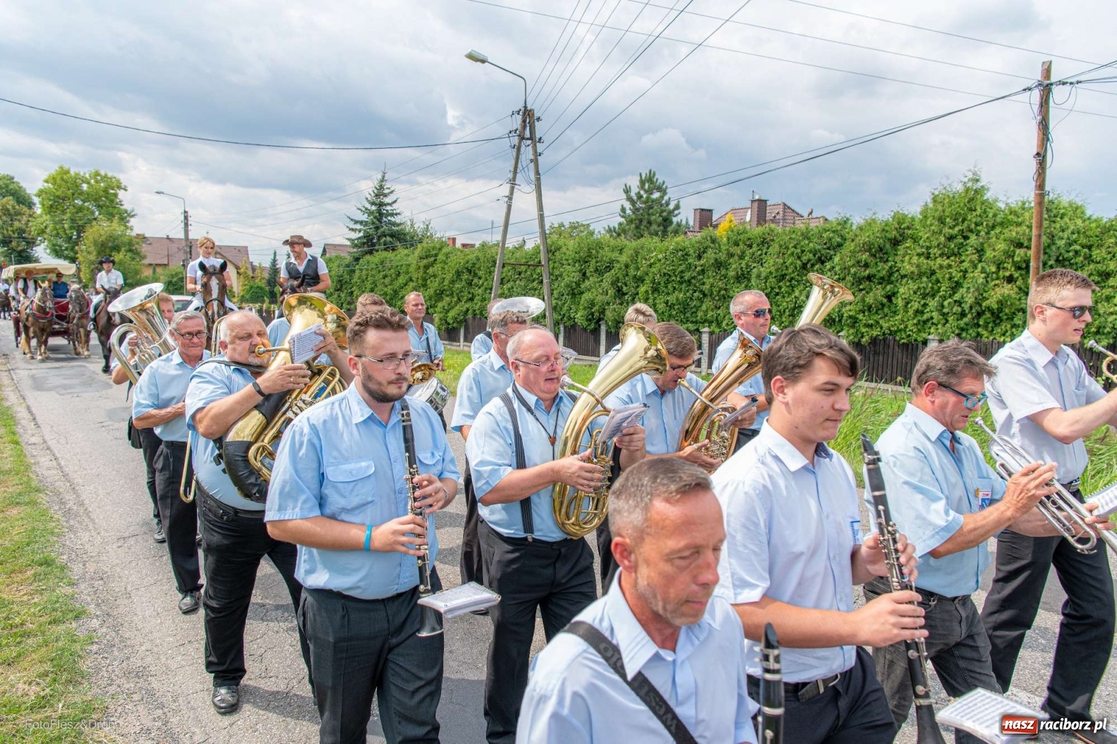 Zdjęcie w galerii na portalu naszraciborz.pl: Przez Raszczyce przeszedł barwny korowód wiadomości z regionu