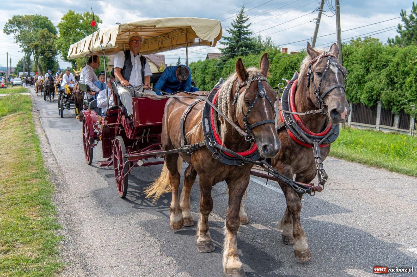 Zdjęcie w galerii na portalu naszraciborz.pl: Przez Raszczyce przeszedł barwny korowód wiadomości z regionu