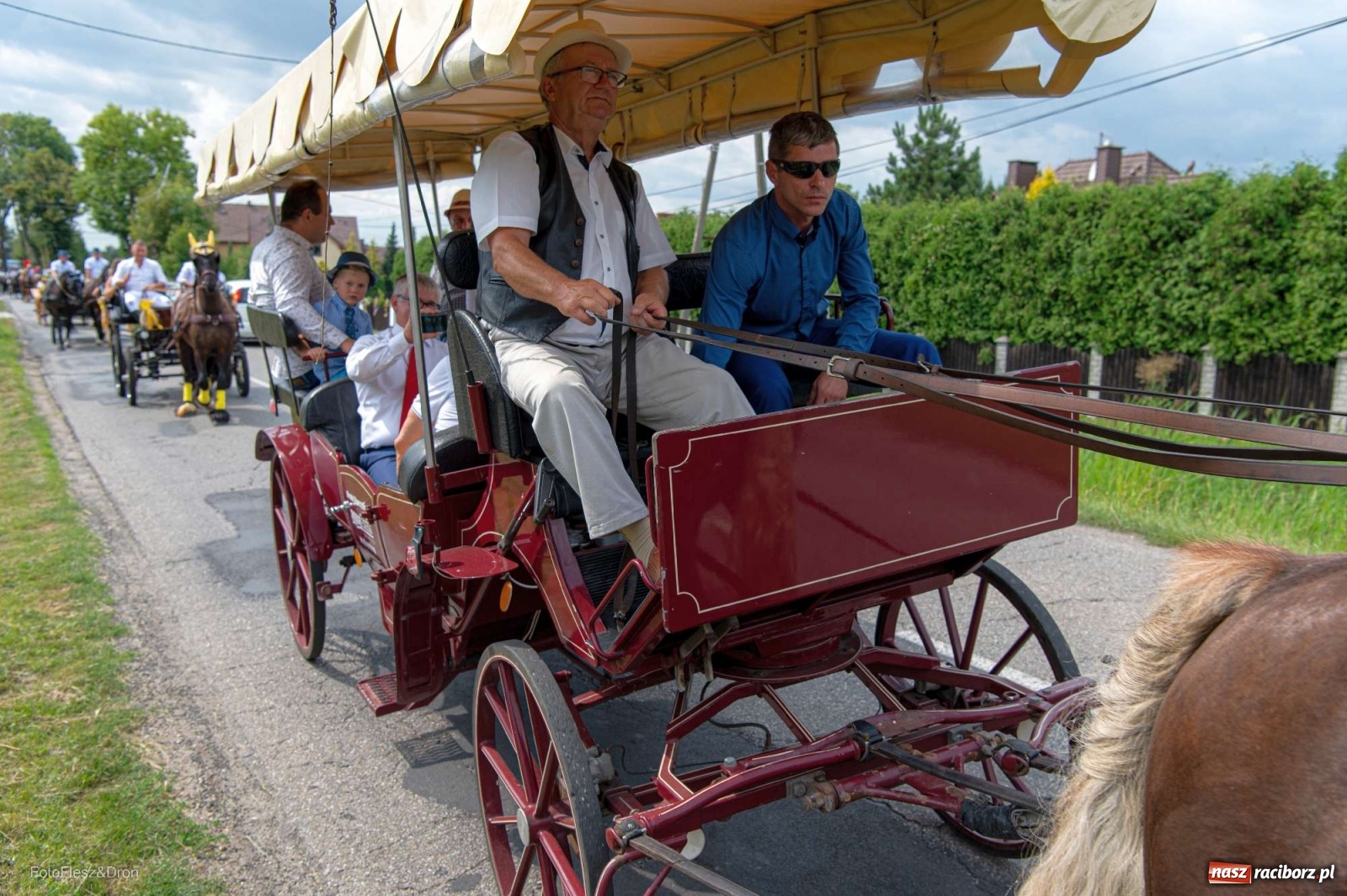 Zdjęcie w galerii na portalu naszraciborz.pl: Przez Raszczyce przeszedł barwny korowód wiadomości z regionu