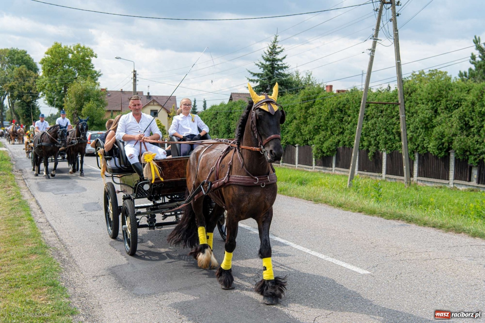Zdjęcie w galerii na portalu naszraciborz.pl: Przez Raszczyce przeszedł barwny korowód wiadomości z regionu