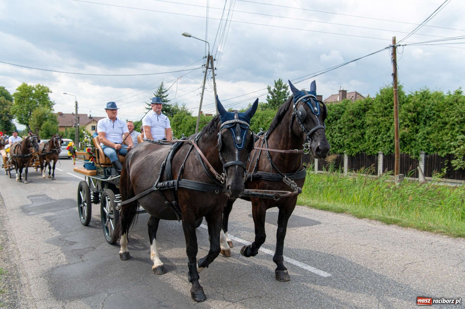 Zdjęcie w galerii na portalu naszraciborz.pl: Przez Raszczyce przeszedł barwny korowód wiadomości z regionu