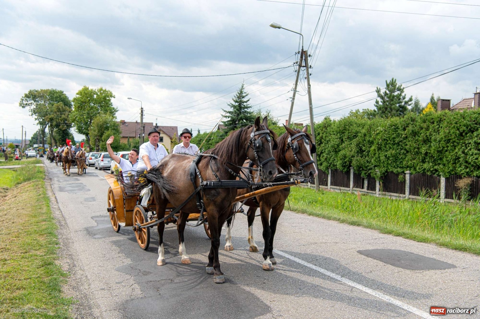 Zdjęcie w galerii na portalu naszraciborz.pl: Przez Raszczyce przeszedł barwny korowód wiadomości z regionu
