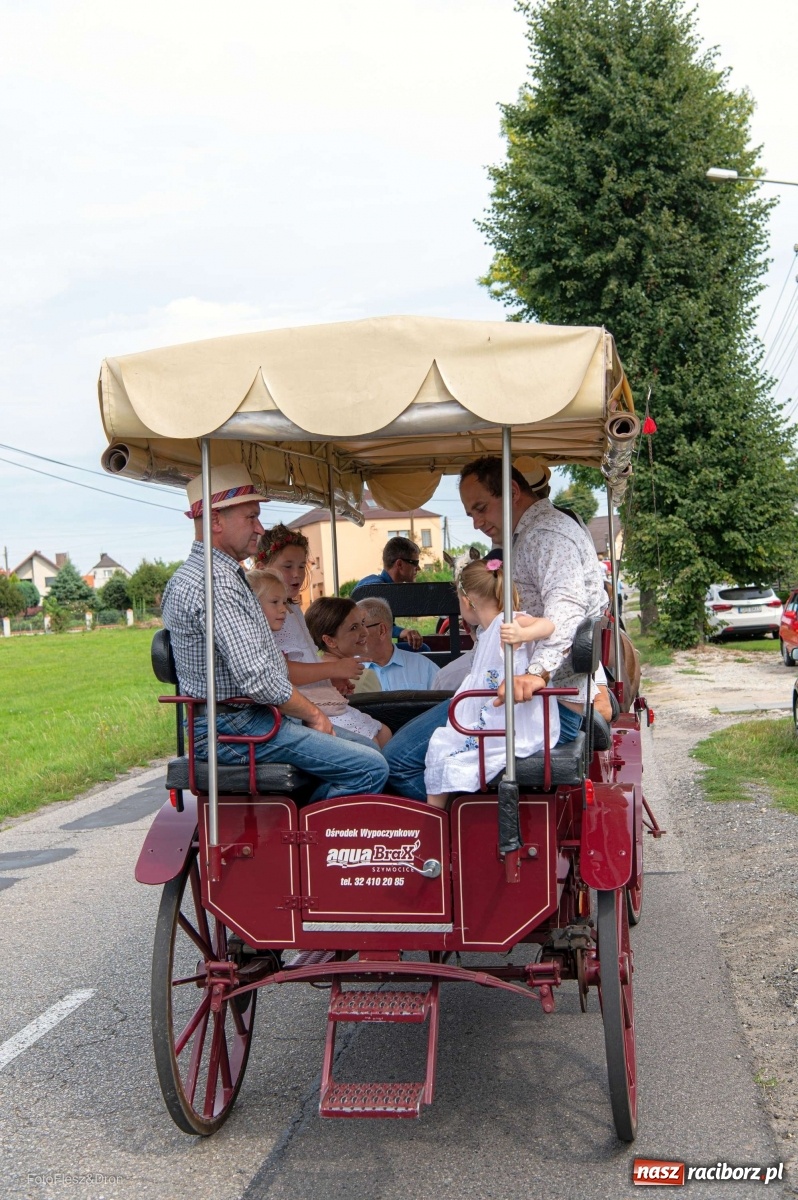 Zdjęcie w galerii na portalu naszraciborz.pl: Przez Raszczyce przeszedł barwny korowód wiadomości z regionu