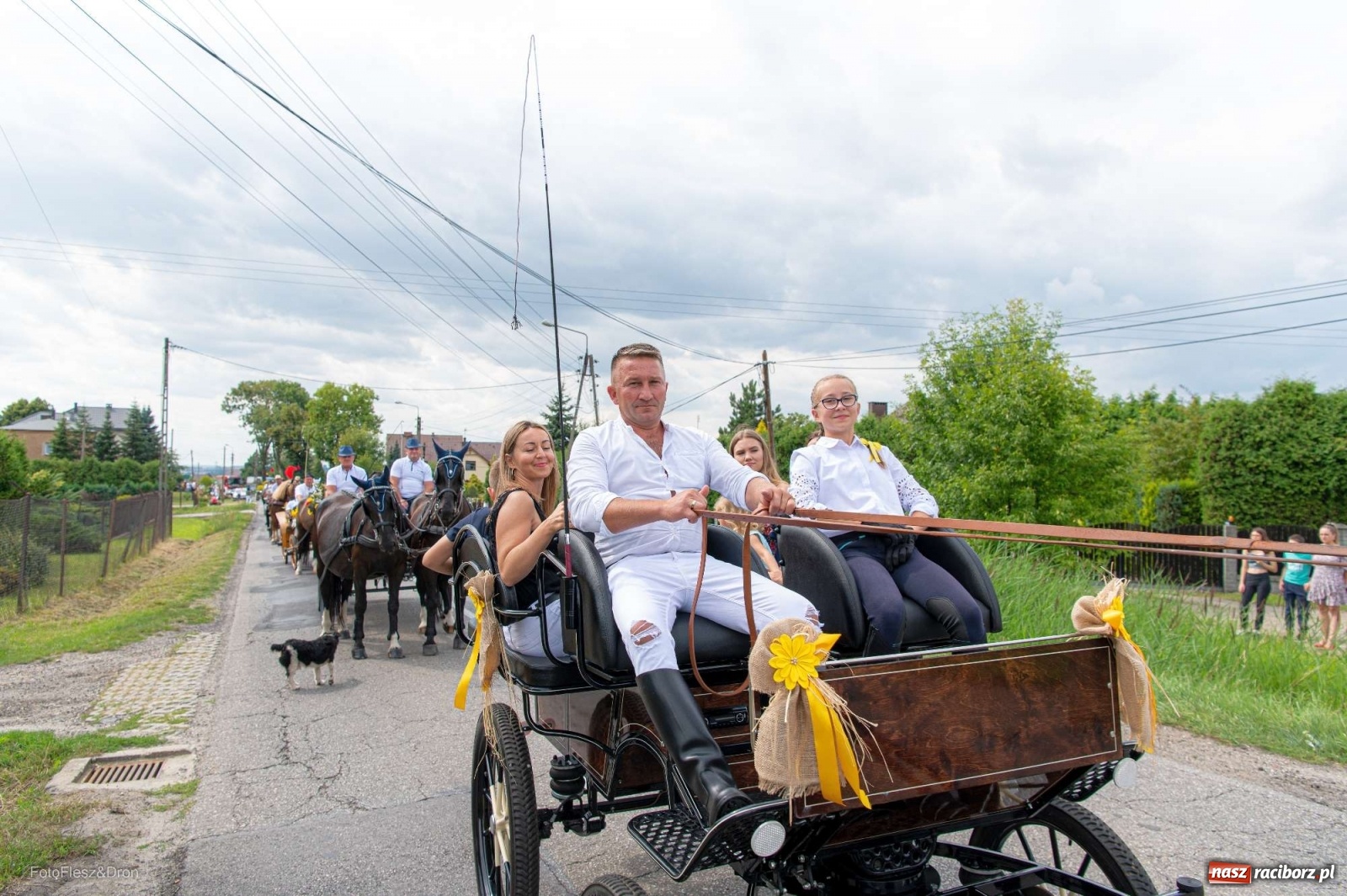Zdjęcie w galerii na portalu naszraciborz.pl: Przez Raszczyce przeszedł barwny korowód wiadomości z regionu