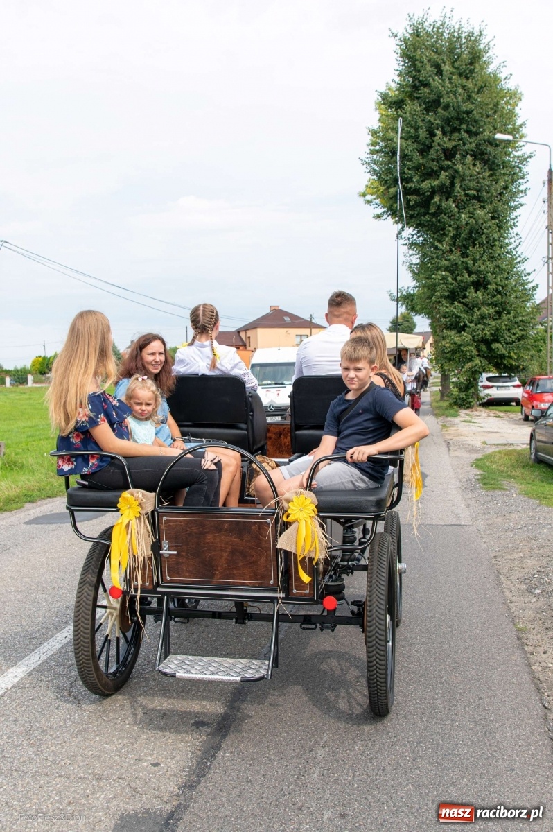 Zdjęcie w galerii na portalu naszraciborz.pl: Przez Raszczyce przeszedł barwny korowód wiadomości z regionu