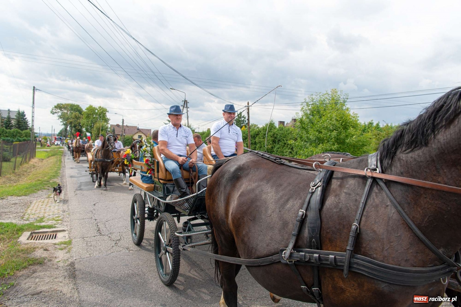 Zdjęcie w galerii na portalu naszraciborz.pl: Przez Raszczyce przeszedł barwny korowód wiadomości z regionu