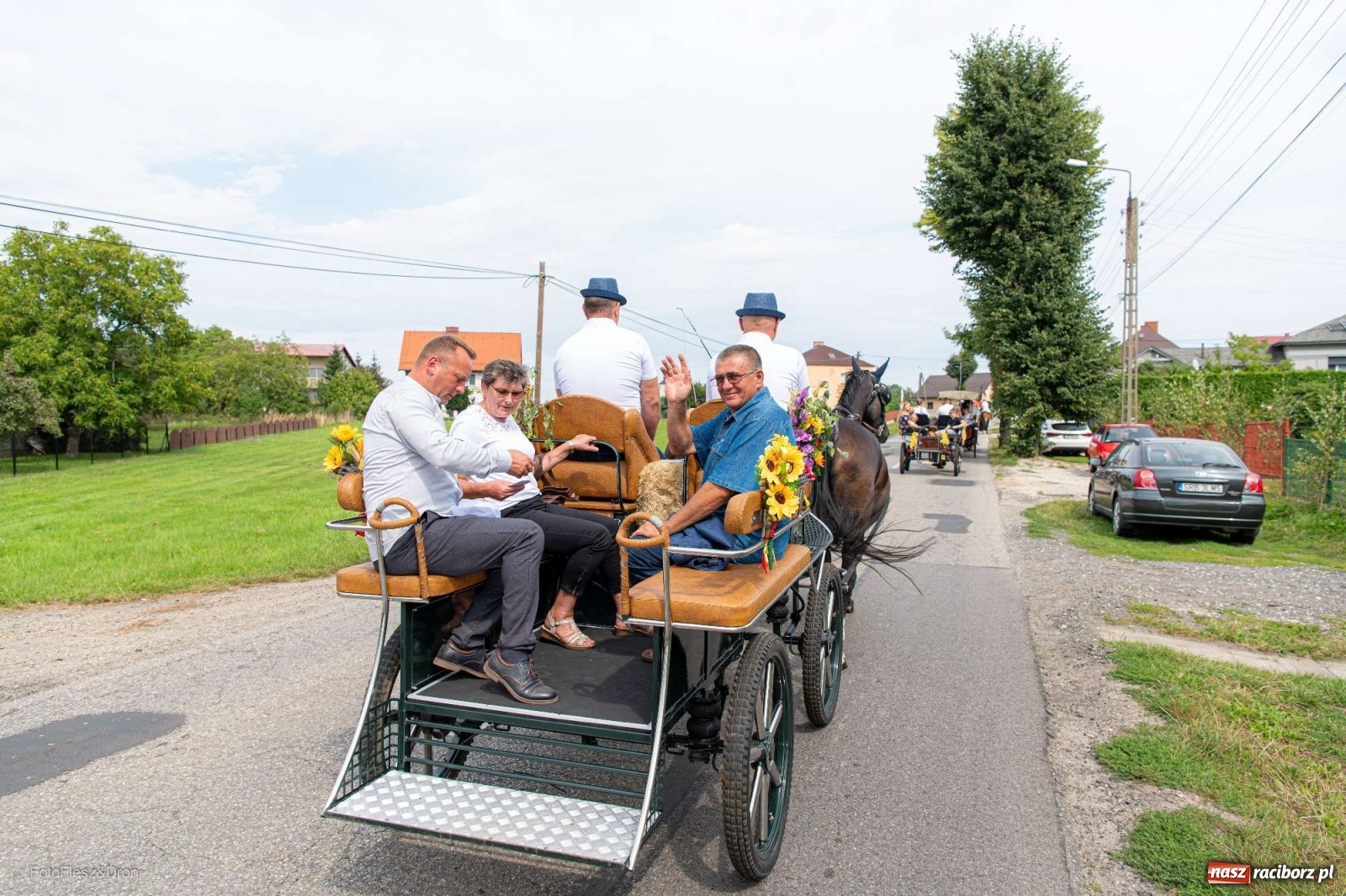 Zdjęcie w galerii na portalu naszraciborz.pl: Przez Raszczyce przeszedł barwny korowód wiadomości z regionu
