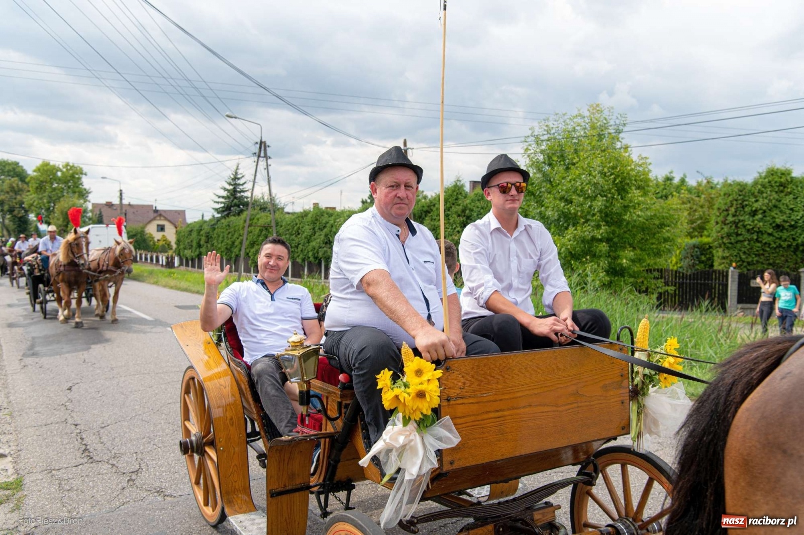 Zdjęcie w galerii na portalu naszraciborz.pl: Przez Raszczyce przeszedł barwny korowód wiadomości z regionu