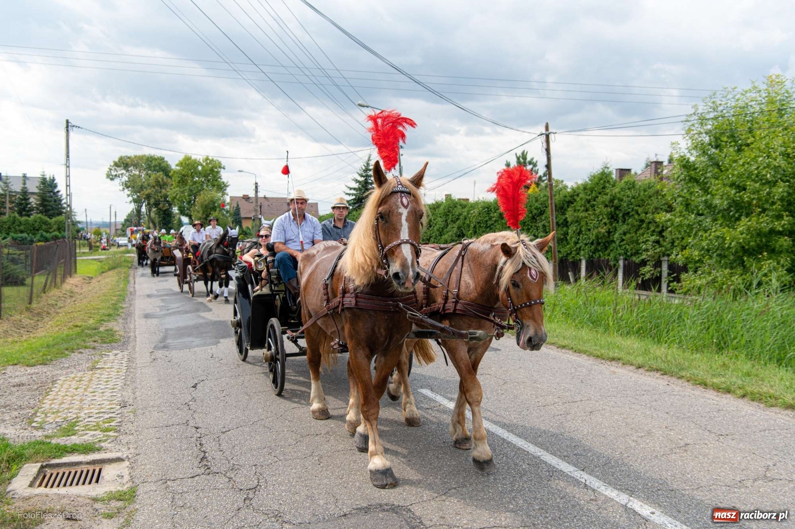 Zdjęcie w galerii na portalu naszraciborz.pl: Przez Raszczyce przeszedł barwny korowód wiadomości z regionu