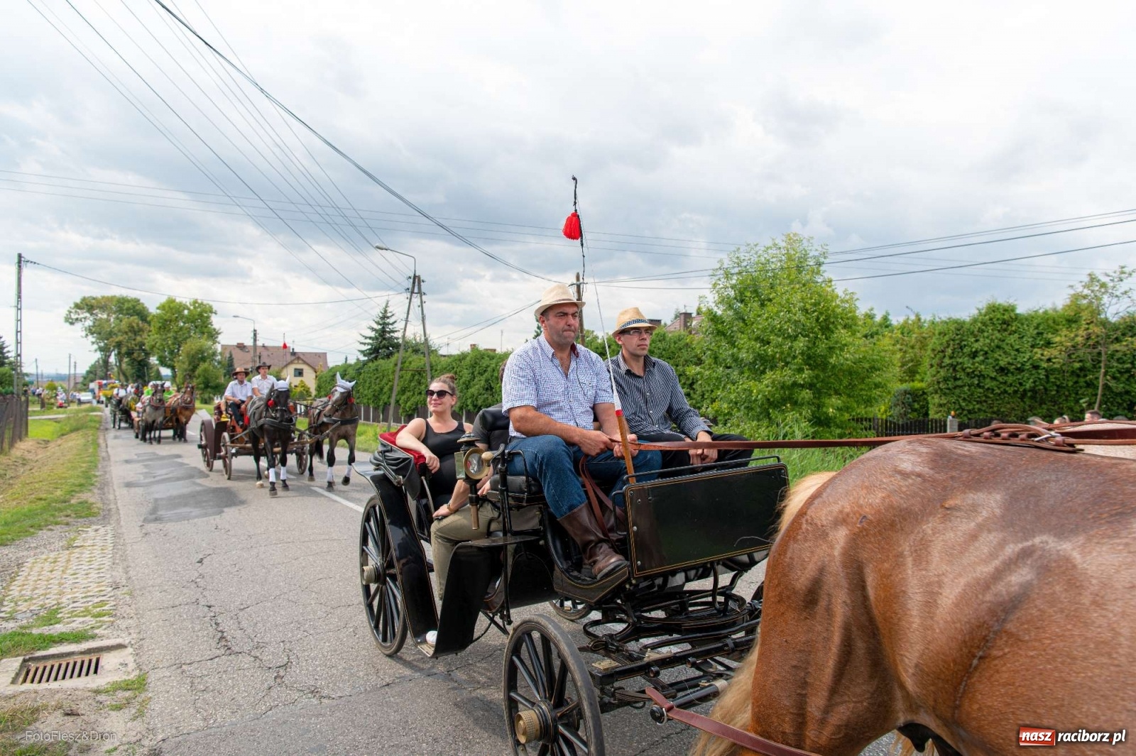 Zdjęcie w galerii na portalu naszraciborz.pl: Przez Raszczyce przeszedł barwny korowód wiadomości z regionu