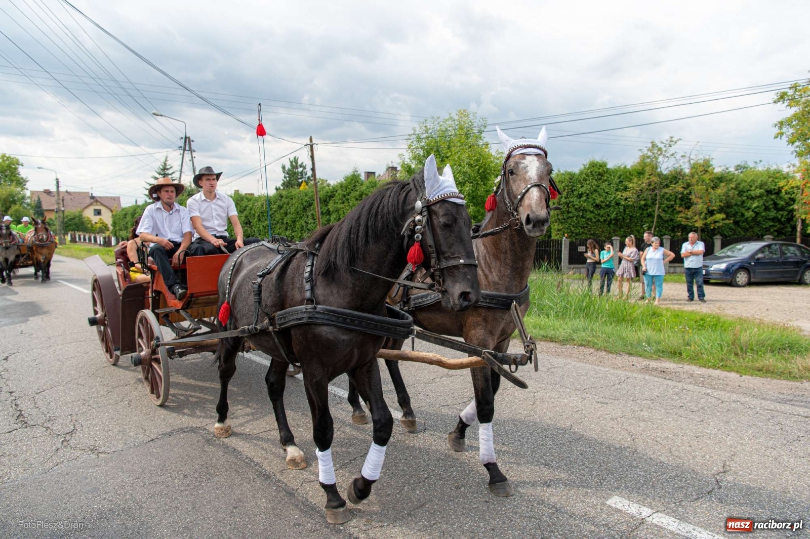Zdjęcie w galerii na portalu naszraciborz.pl: Przez Raszczyce przeszedł barwny korowód wiadomości z regionu