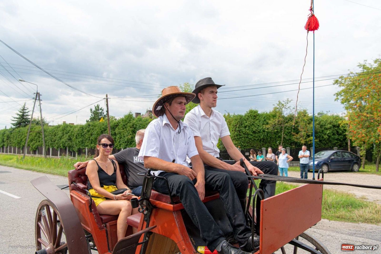 Zdjęcie w galerii na portalu naszraciborz.pl: Przez Raszczyce przeszedł barwny korowód wiadomości z regionu