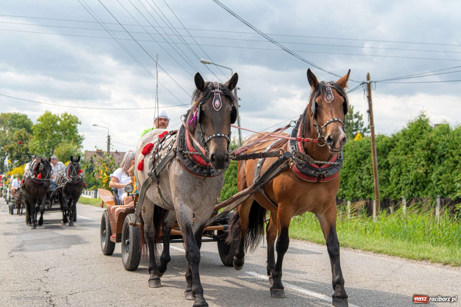 Zdjęcie w galerii na portalu naszraciborz.pl: Przez Raszczyce przeszedł barwny korowód wiadomości z regionu