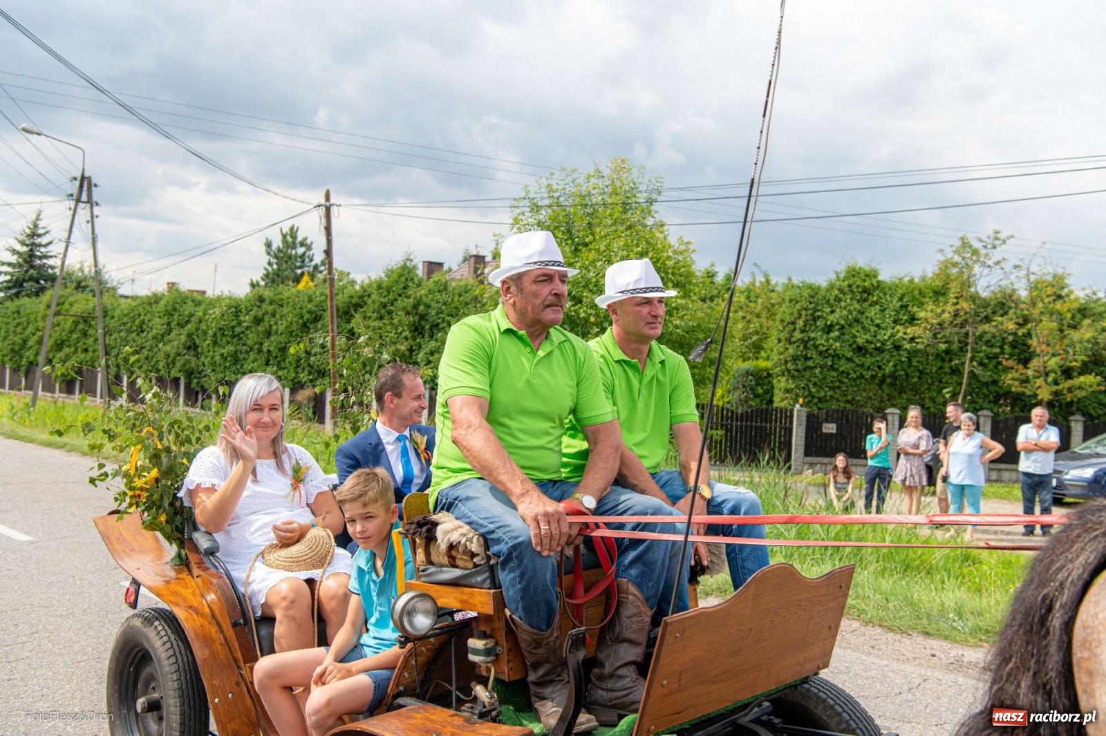 Zdjęcie w galerii na portalu naszraciborz.pl: Przez Raszczyce przeszedł barwny korowód wiadomości z regionu