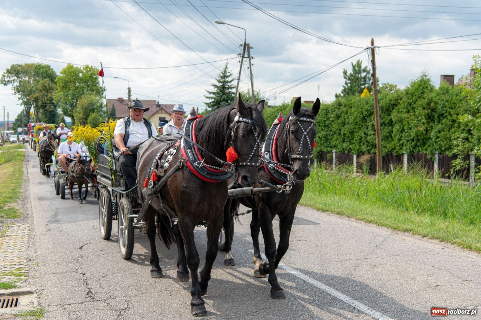 Zdjęcie w galerii na portalu naszraciborz.pl: Przez Raszczyce przeszedł barwny korowód wiadomości z regionu