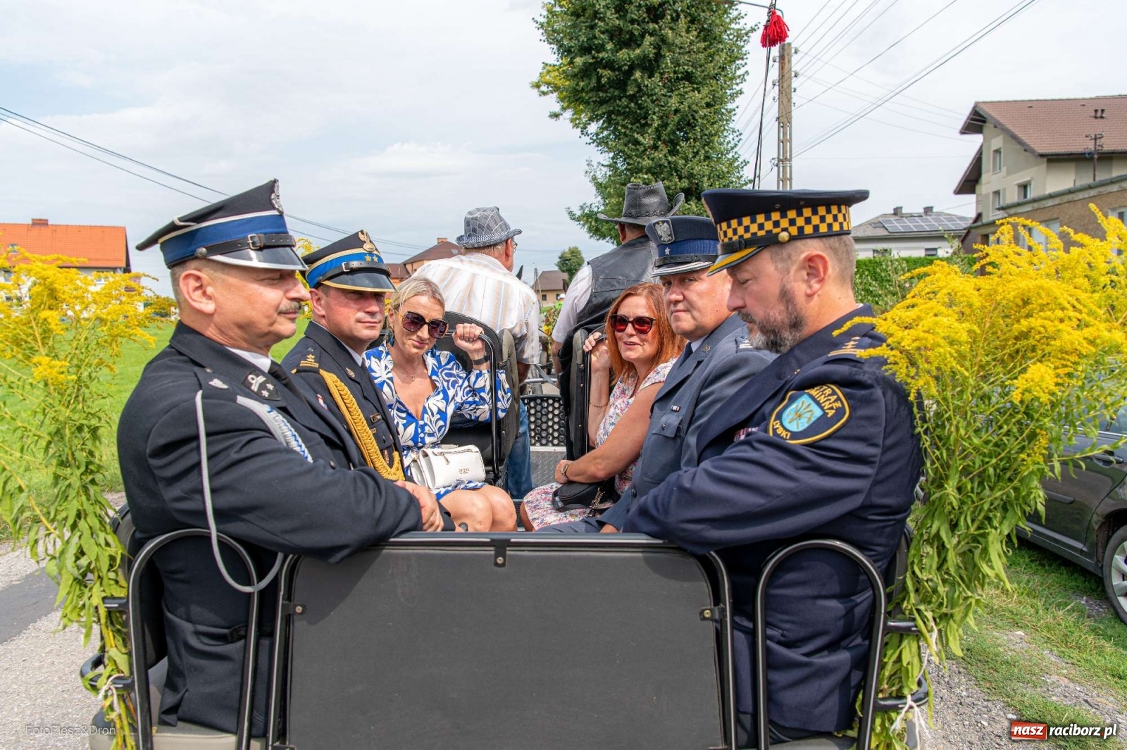 Zdjęcie w galerii na portalu naszraciborz.pl: Przez Raszczyce przeszedł barwny korowód wiadomości z regionu