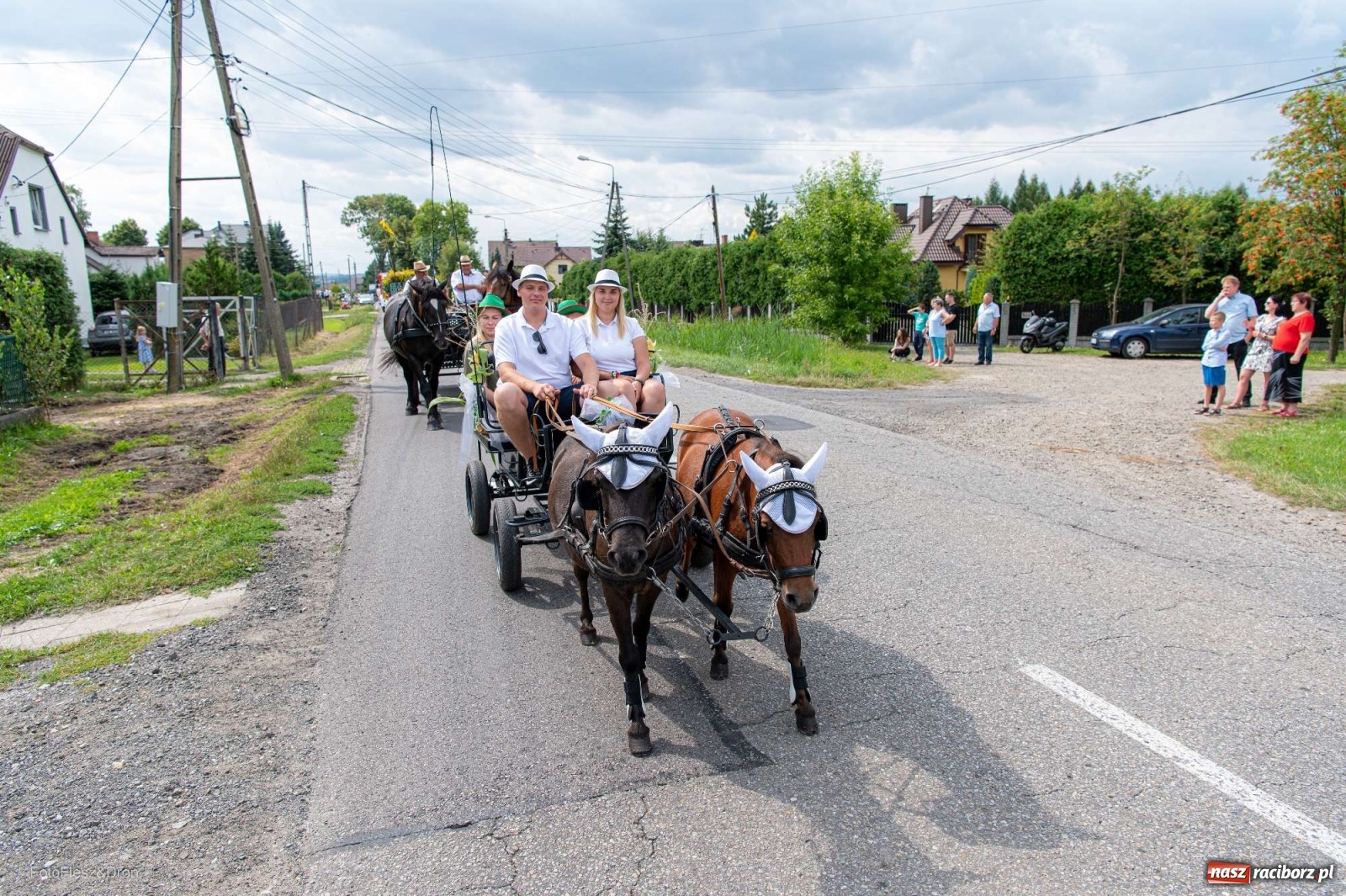 Zdjęcie w galerii na portalu naszraciborz.pl: Przez Raszczyce przeszedł barwny korowód wiadomości z regionu