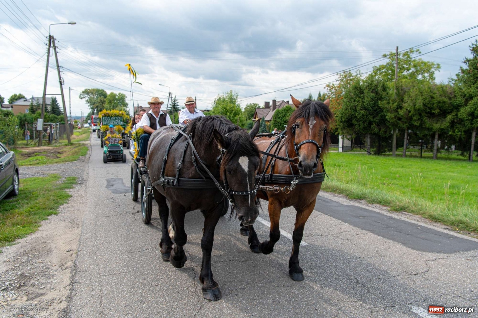 Zdjęcie w galerii na portalu naszraciborz.pl: Przez Raszczyce przeszedł barwny korowód wiadomości z regionu