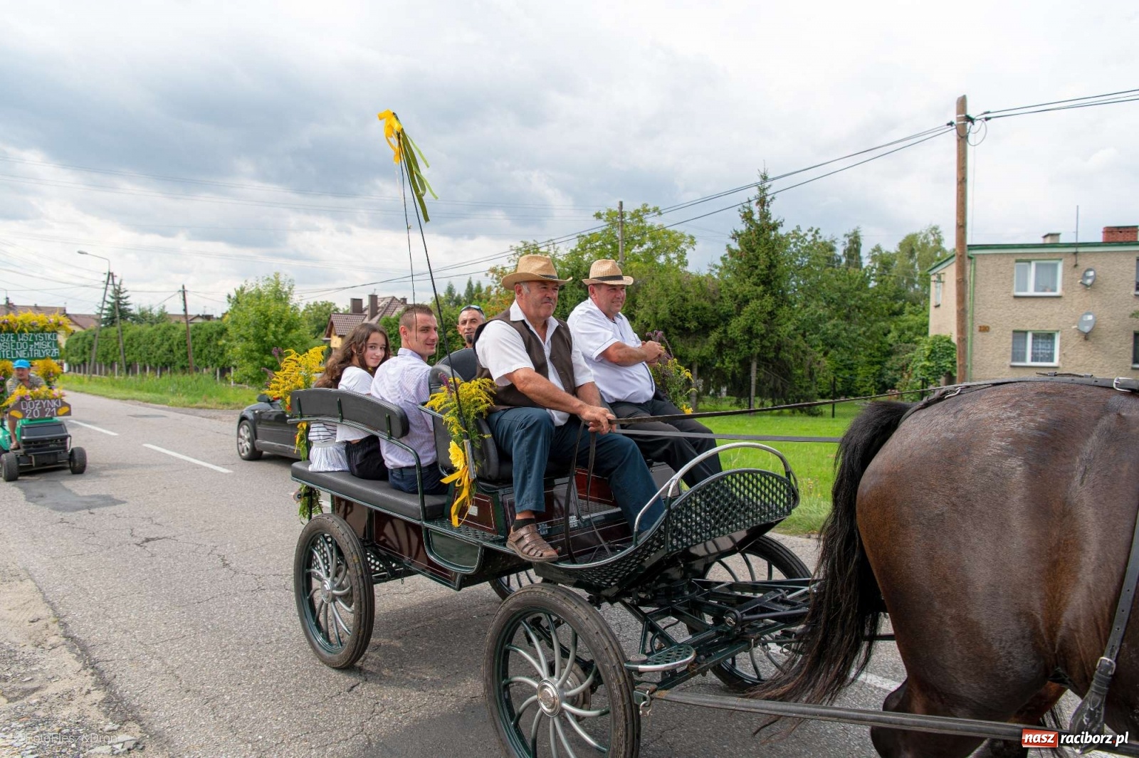 Zdjęcie w galerii na portalu naszraciborz.pl: Przez Raszczyce przeszedł barwny korowód wiadomości z regionu