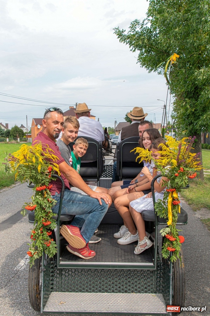 Zdjęcie w galerii na portalu naszraciborz.pl: Przez Raszczyce przeszedł barwny korowód wiadomości z regionu
