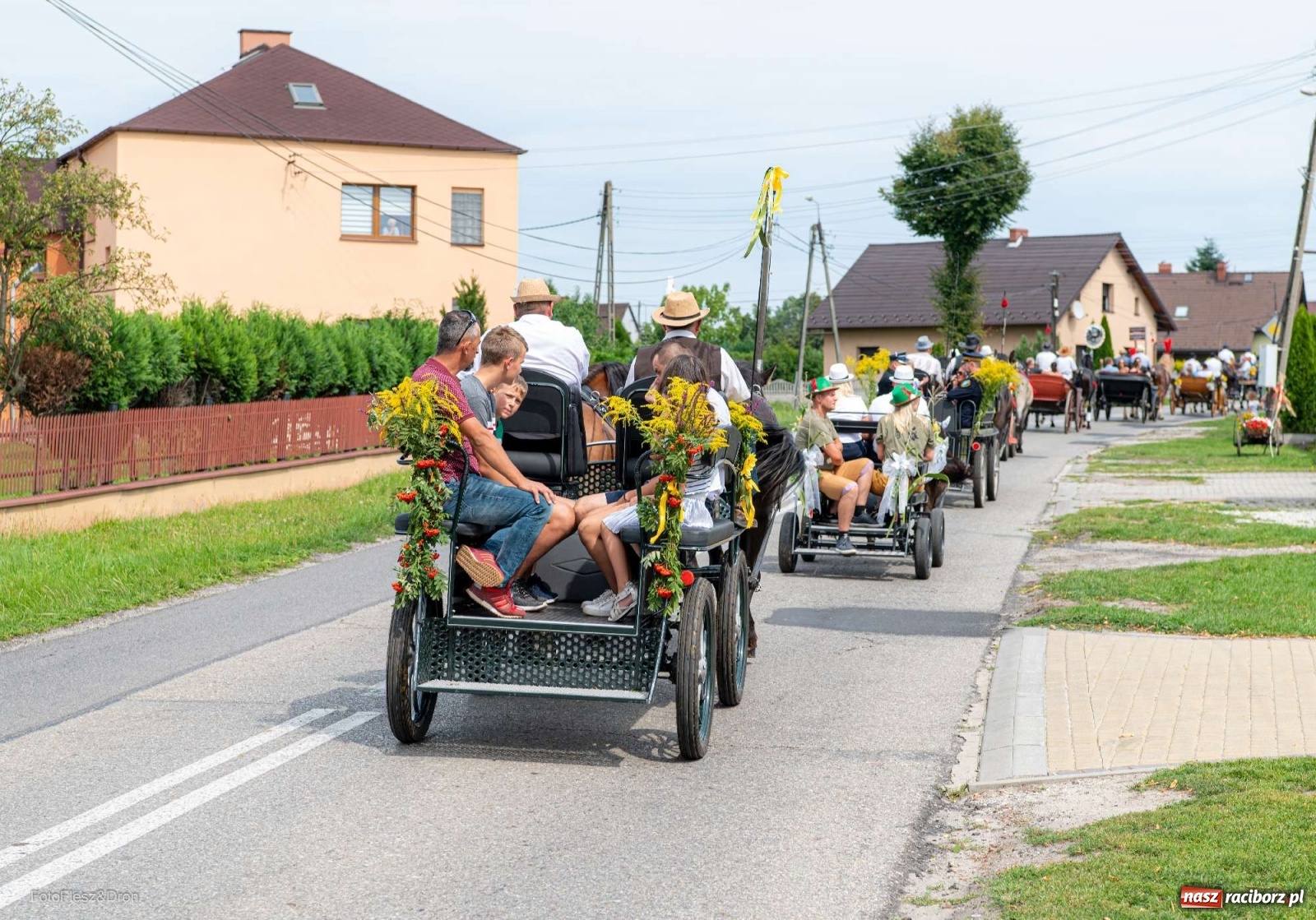 Zdjęcie w galerii na portalu naszraciborz.pl: Przez Raszczyce przeszedł barwny korowód wiadomości z regionu