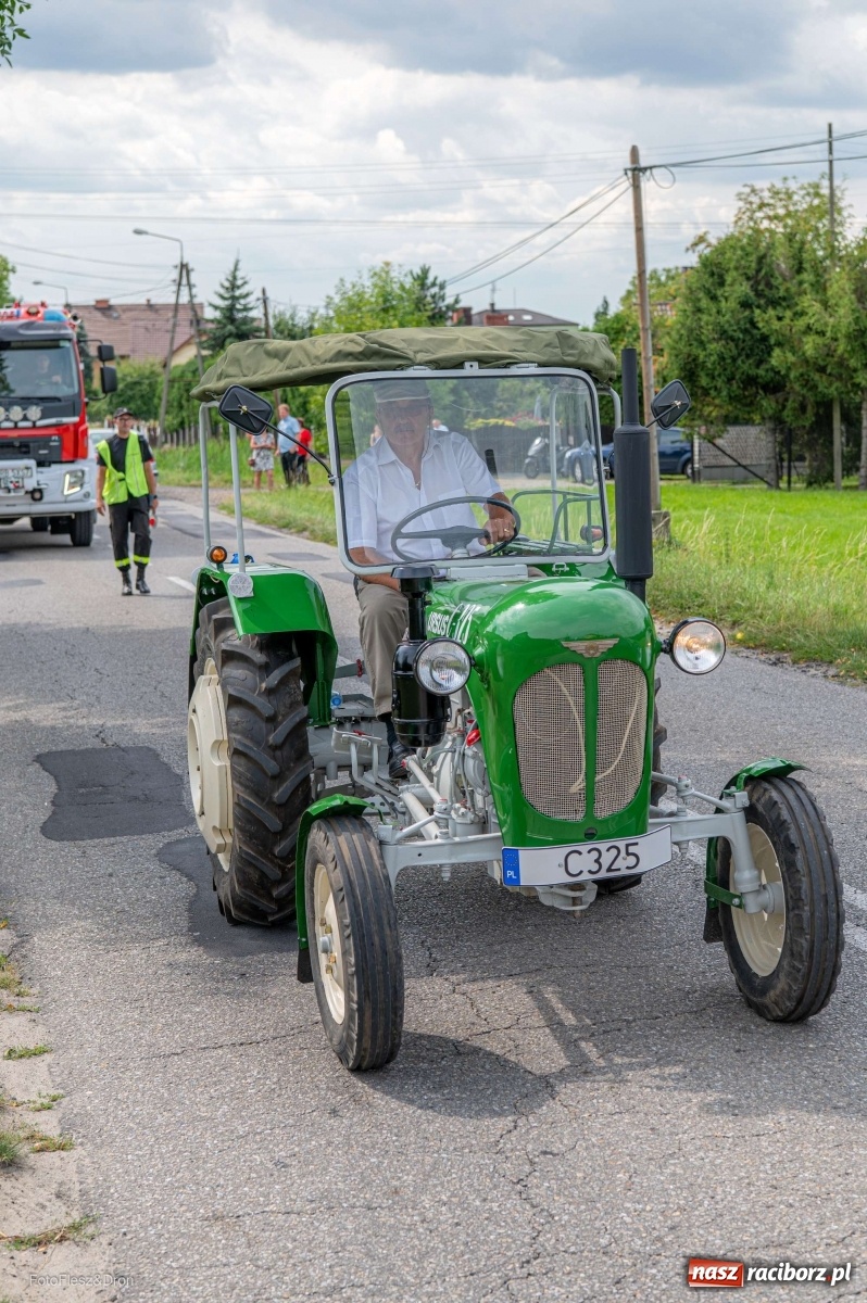 Zdjęcie w galerii na portalu naszraciborz.pl: Przez Raszczyce przeszedł barwny korowód wiadomości z regionu