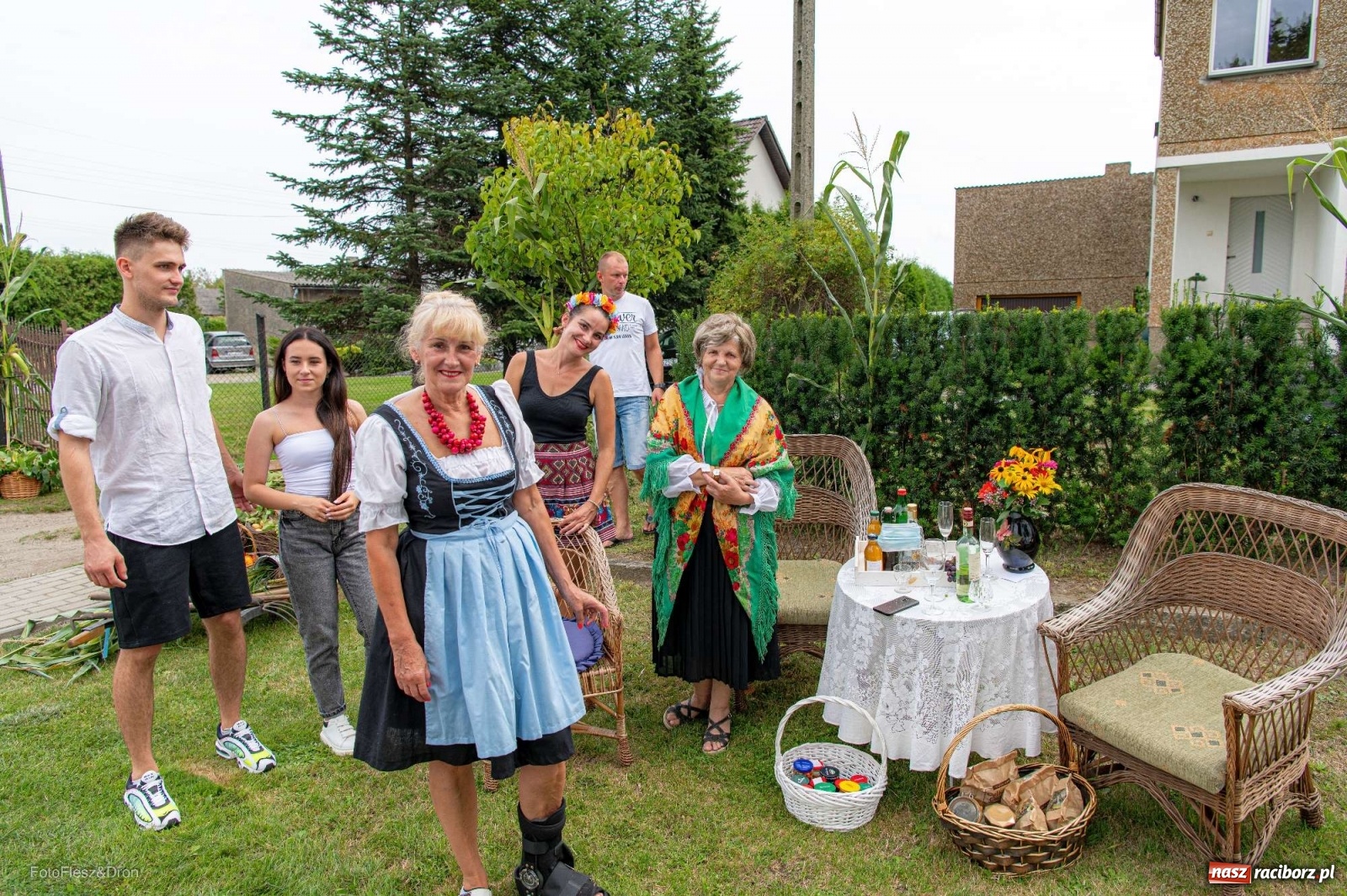 Zdjęcie w galerii na portalu naszraciborz.pl: Przez Raszczyce przeszedł barwny korowód wiadomości z regionu