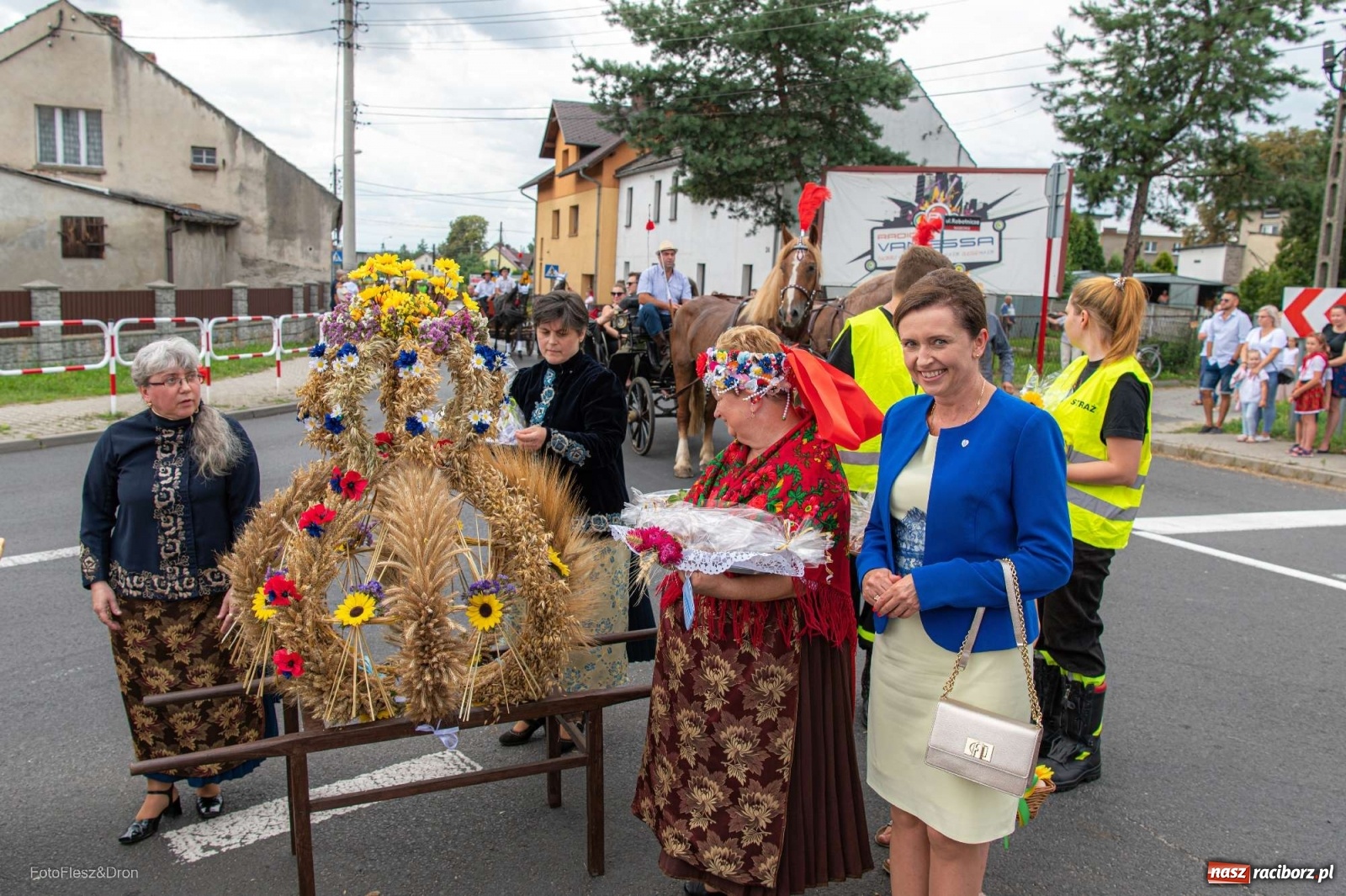 Zdjęcie w galerii na portalu naszraciborz.pl: Przez Raszczyce przeszedł barwny korowód wiadomości z regionu