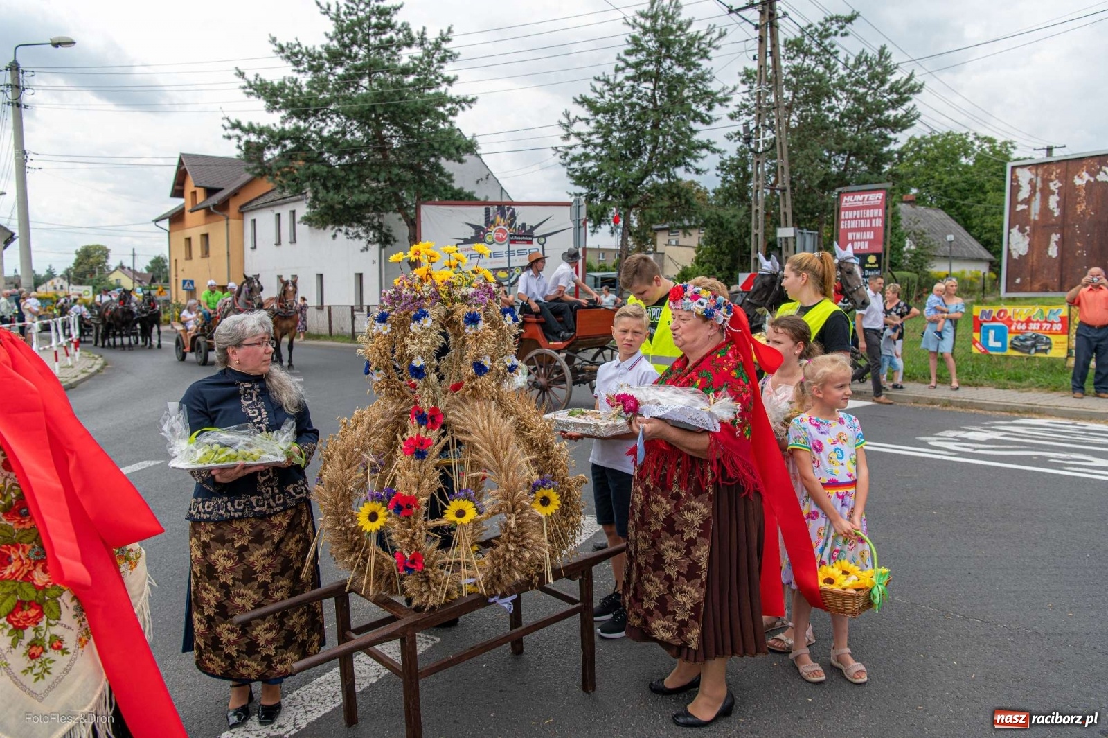 Zdjęcie w galerii na portalu naszraciborz.pl: Przez Raszczyce przeszedł barwny korowód wiadomości z regionu