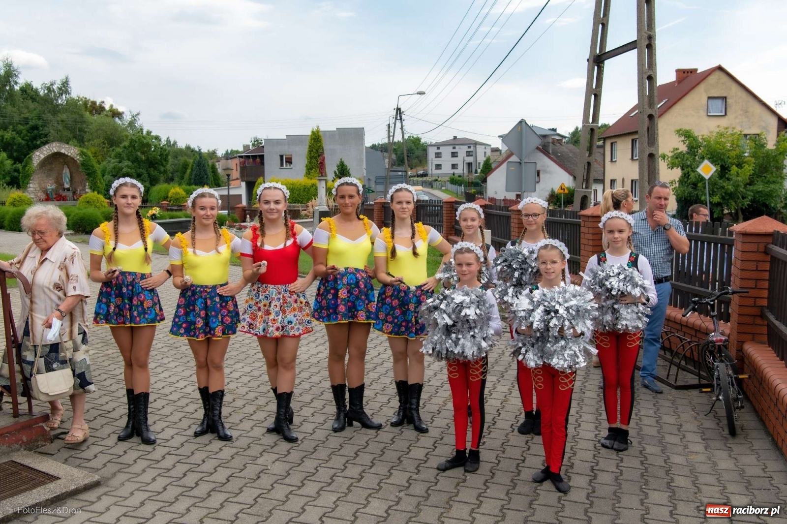 Zdjęcie w galerii na portalu naszraciborz.pl: Przez Raszczyce przeszedł barwny korowód wiadomości z regionu