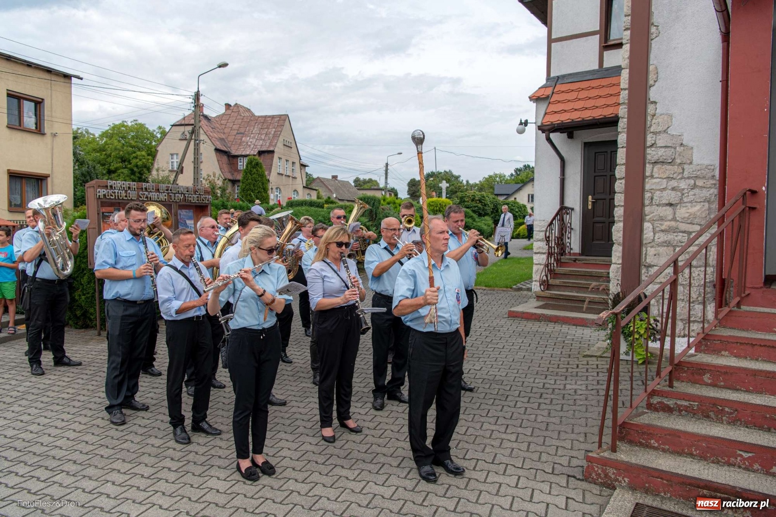 Zdjęcie w galerii na portalu naszraciborz.pl: Przez Raszczyce przeszedł barwny korowód wiadomości z regionu