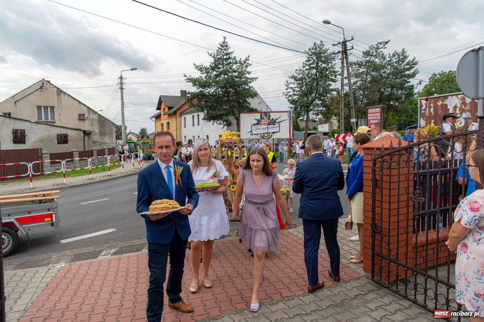 Zdjęcie w galerii na portalu naszraciborz.pl: Przez Raszczyce przeszedł barwny korowód wiadomości z regionu