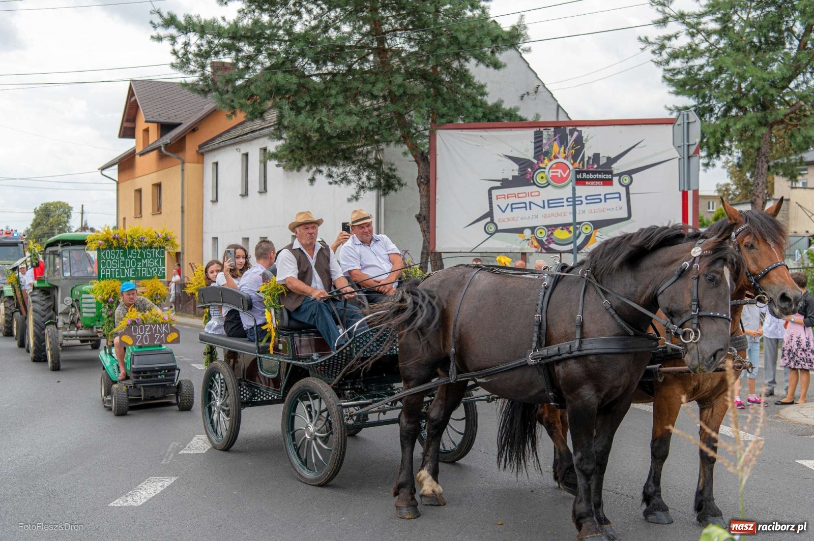 Zdjęcie w galerii na portalu naszraciborz.pl: Przez Raszczyce przeszedł barwny korowód wiadomości z regionu