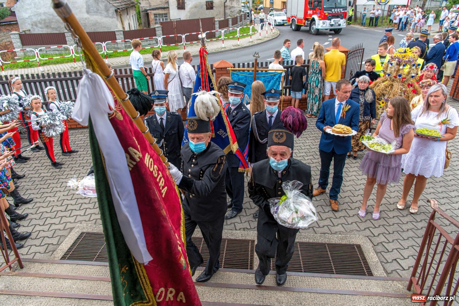 Zdjęcie w galerii na portalu naszraciborz.pl: Przez Raszczyce przeszedł barwny korowód wiadomości z regionu