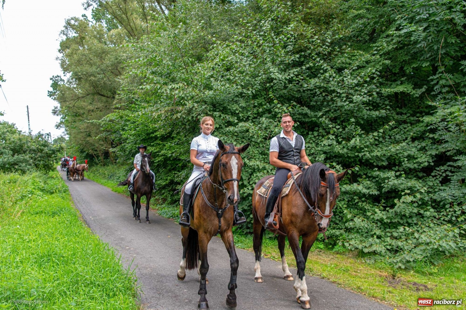 Zdjęcie w galerii na portalu naszraciborz.pl: Przez Raszczyce przeszedł barwny korowód wiadomości z regionu