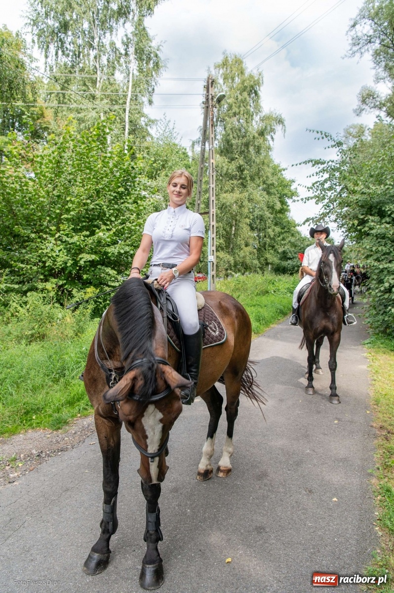 Zdjęcie w galerii na portalu naszraciborz.pl: Przez Raszczyce przeszedł barwny korowód wiadomości z regionu