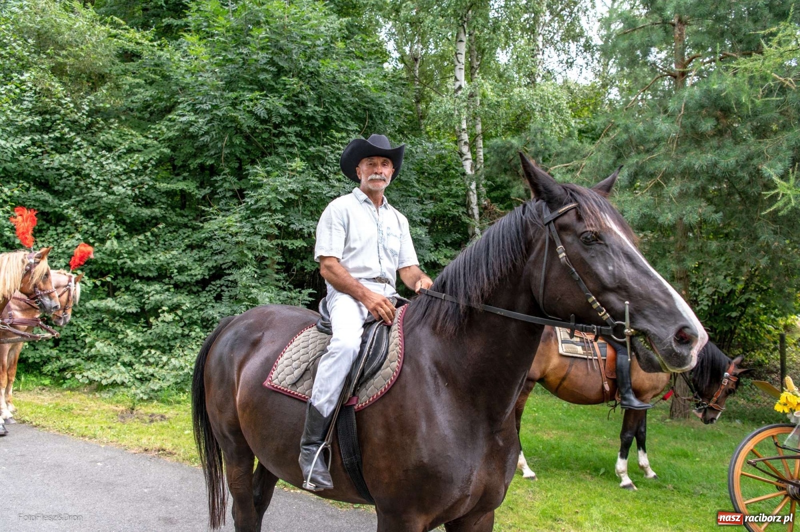Zdjęcie w galerii na portalu naszraciborz.pl: Przez Raszczyce przeszedł barwny korowód wiadomości z regionu