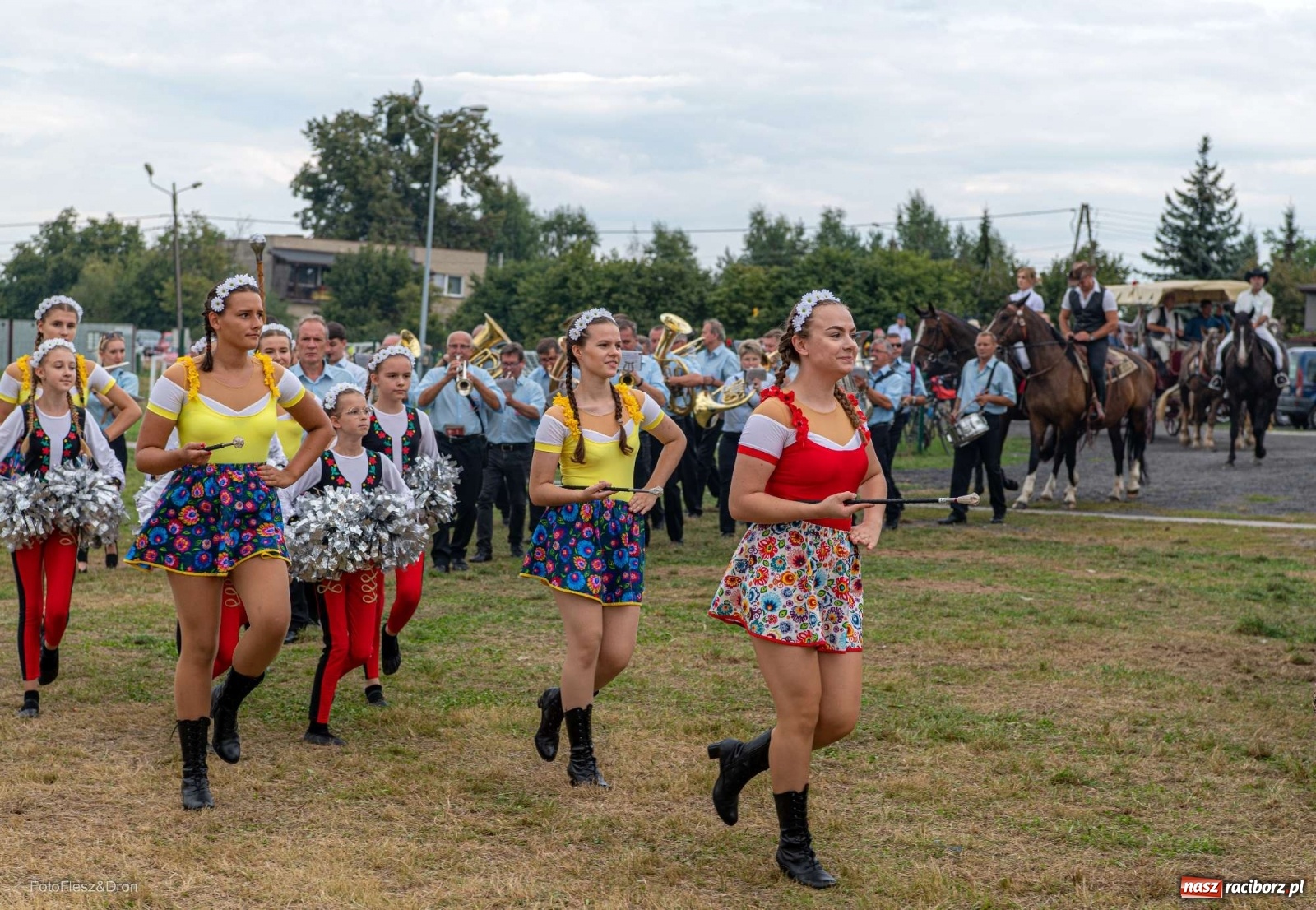 Zdjęcie w galerii na portalu naszraciborz.pl: Przez Raszczyce przeszedł barwny korowód wiadomości z regionu