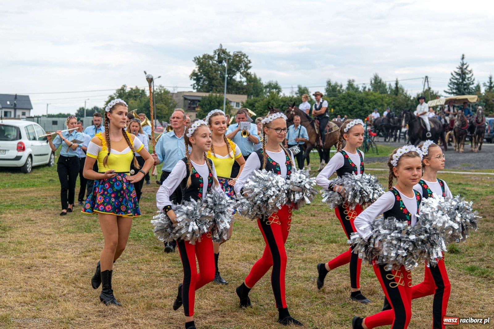 Zdjęcie w galerii na portalu naszraciborz.pl: Przez Raszczyce przeszedł barwny korowód wiadomości z regionu