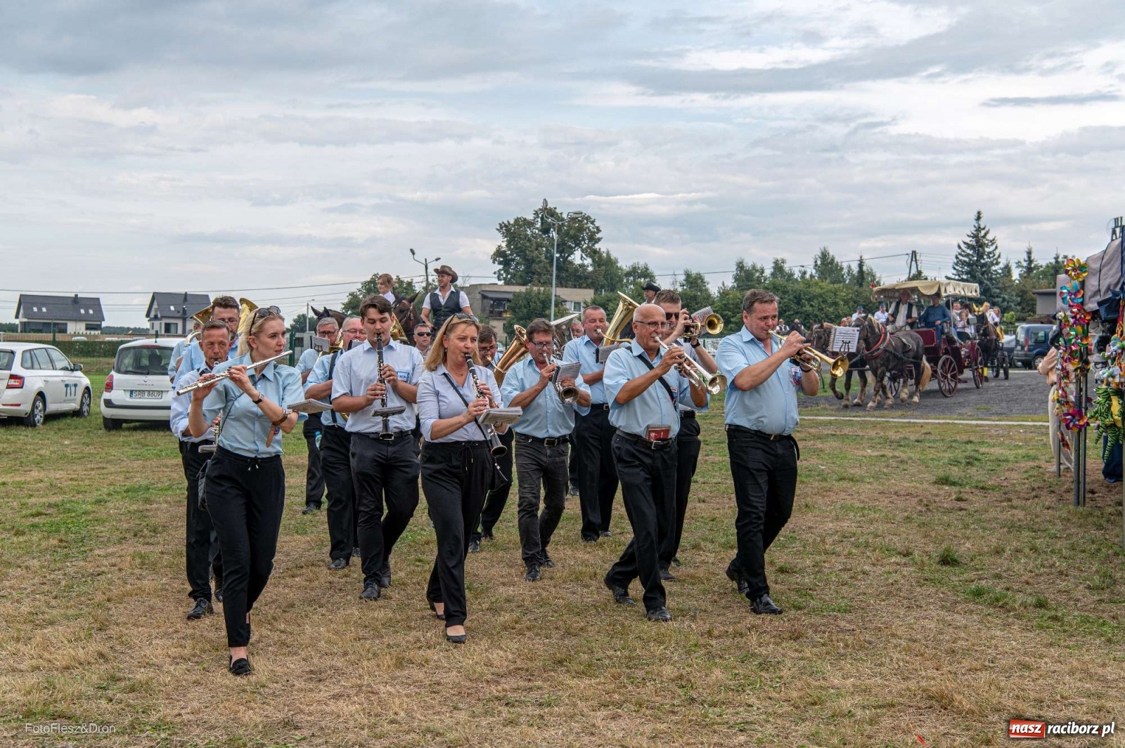 Zdjęcie w galerii na portalu naszraciborz.pl: Przez Raszczyce przeszedł barwny korowód wiadomości z regionu