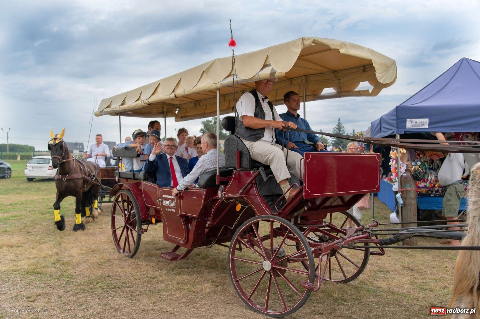 Zdjęcie w galerii na portalu naszraciborz.pl: Przez Raszczyce przeszedł barwny korowód wiadomości z regionu