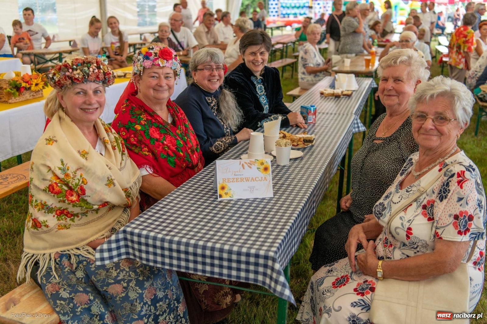 Zdjęcie w galerii na portalu naszraciborz.pl: Przez Raszczyce przeszedł barwny korowód wiadomości z regionu