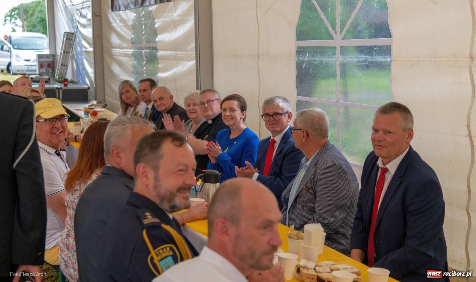 Zdjęcie w galerii na portalu naszraciborz.pl: Przez Raszczyce przeszedł barwny korowód wiadomości z regionu