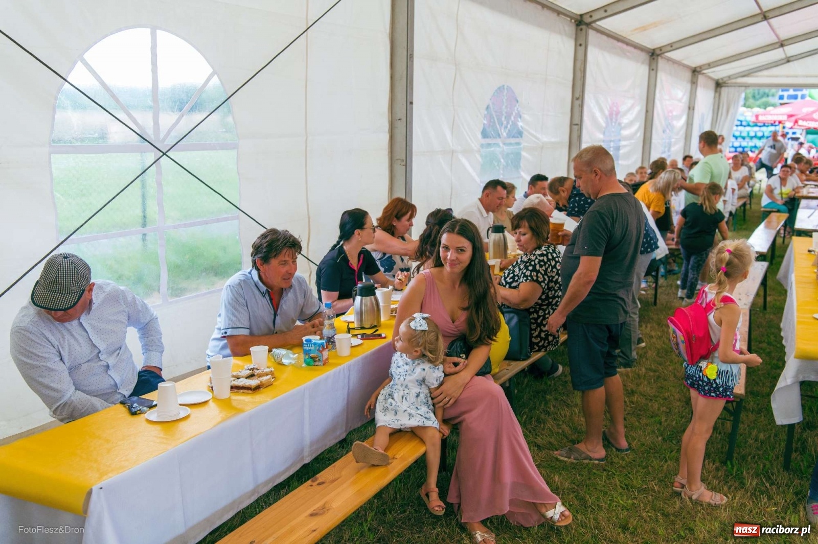 Zdjęcie w galerii na portalu naszraciborz.pl: Przez Raszczyce przeszedł barwny korowód wiadomości z regionu