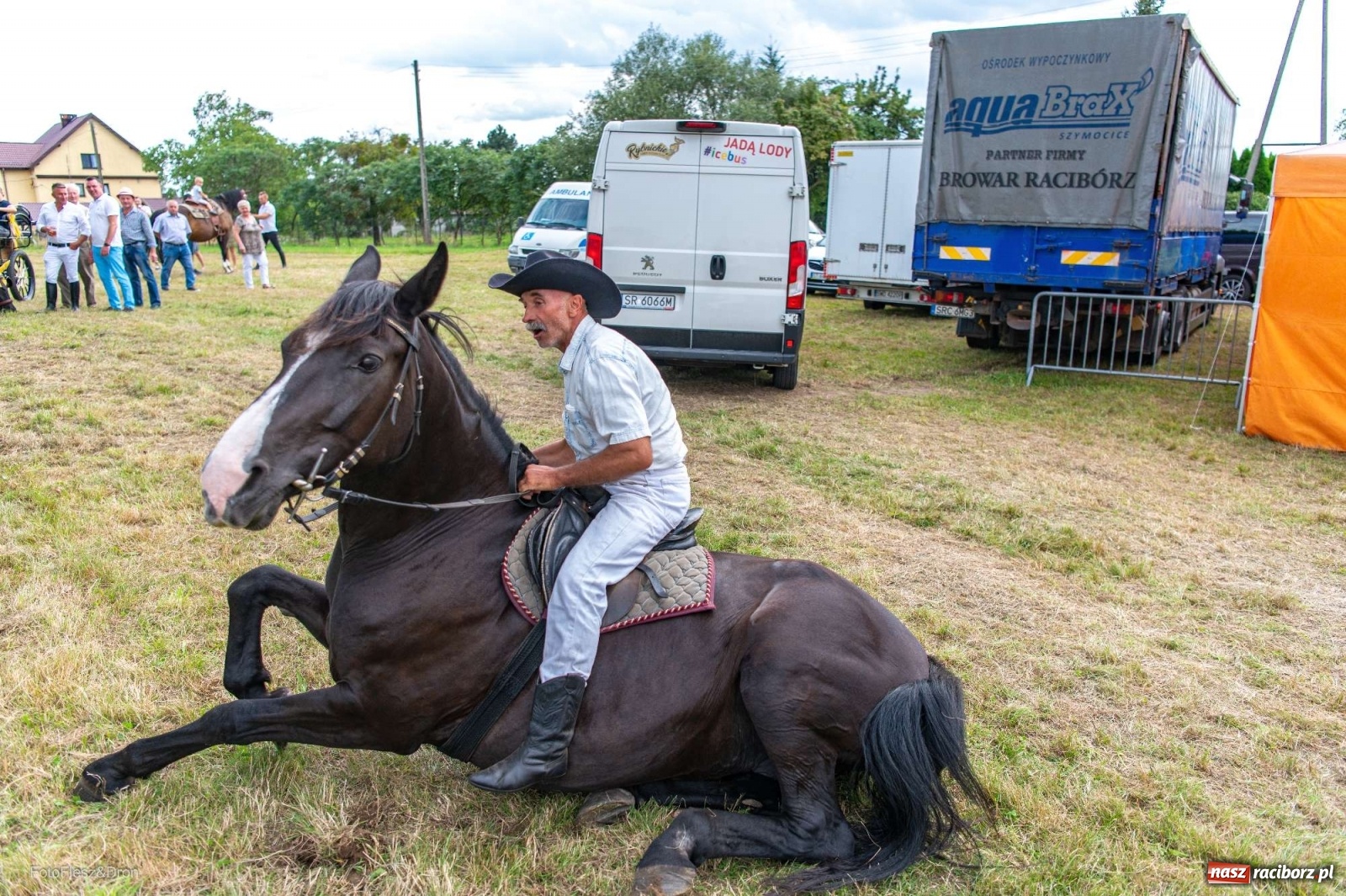 Zdjęcie w galerii na portalu naszraciborz.pl: Przez Raszczyce przeszedł barwny korowód wiadomości z regionu