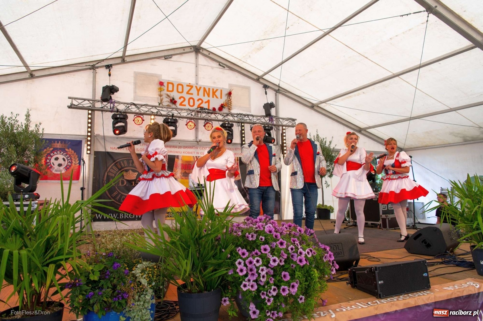 Zdjęcie w galerii na portalu naszraciborz.pl: Przez Raszczyce przeszedł barwny korowód wiadomości z regionu